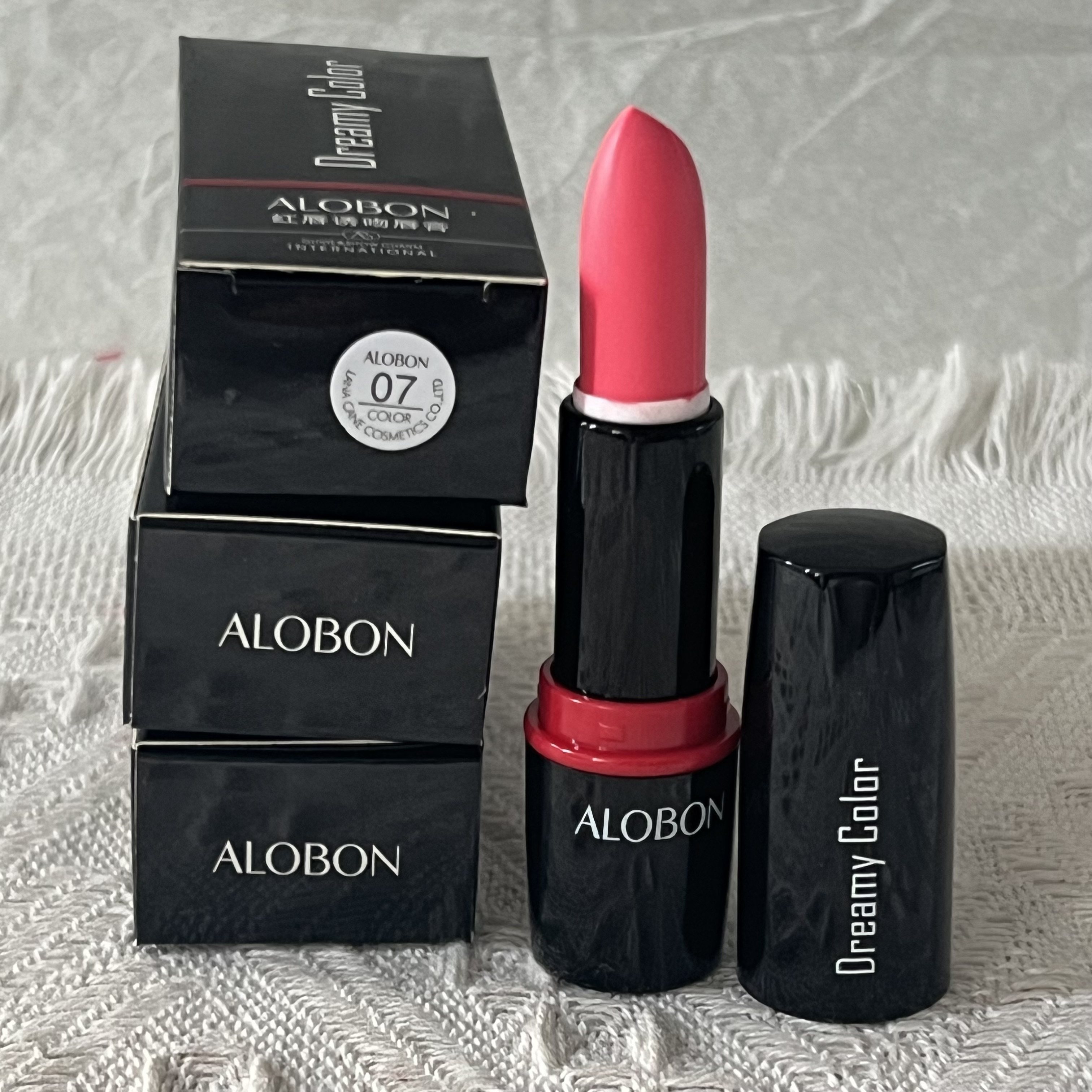 红唇诱吻唇膏：一抹上色，水润不沾杯的治愈系日常口红_唇膏_淘宝美妆网, image size:3024x3024