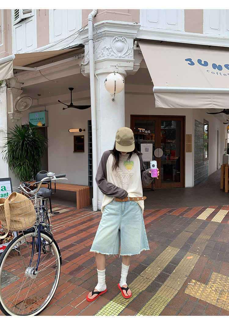 Супер удобная футболка 2026 с контрастной вставкой и принтом, свободного кроя