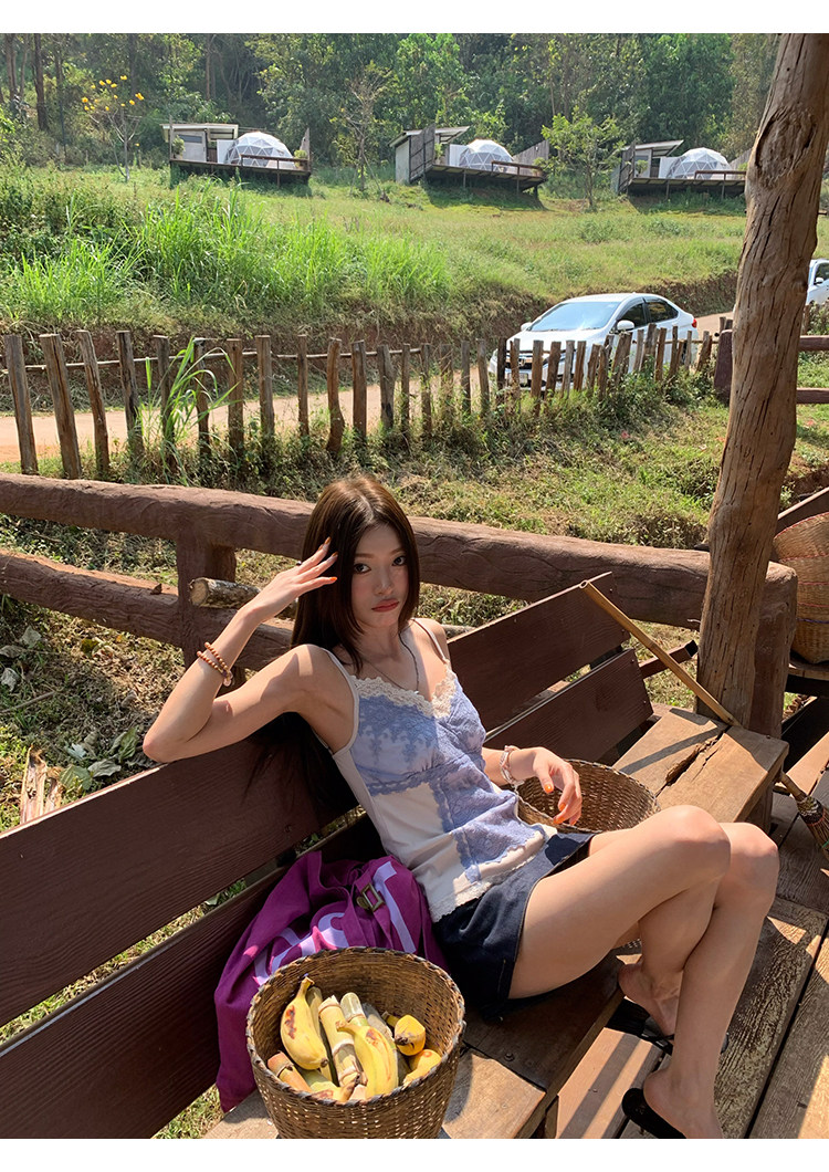 Французский кружевной топ на бретелях с контрастной отделкой