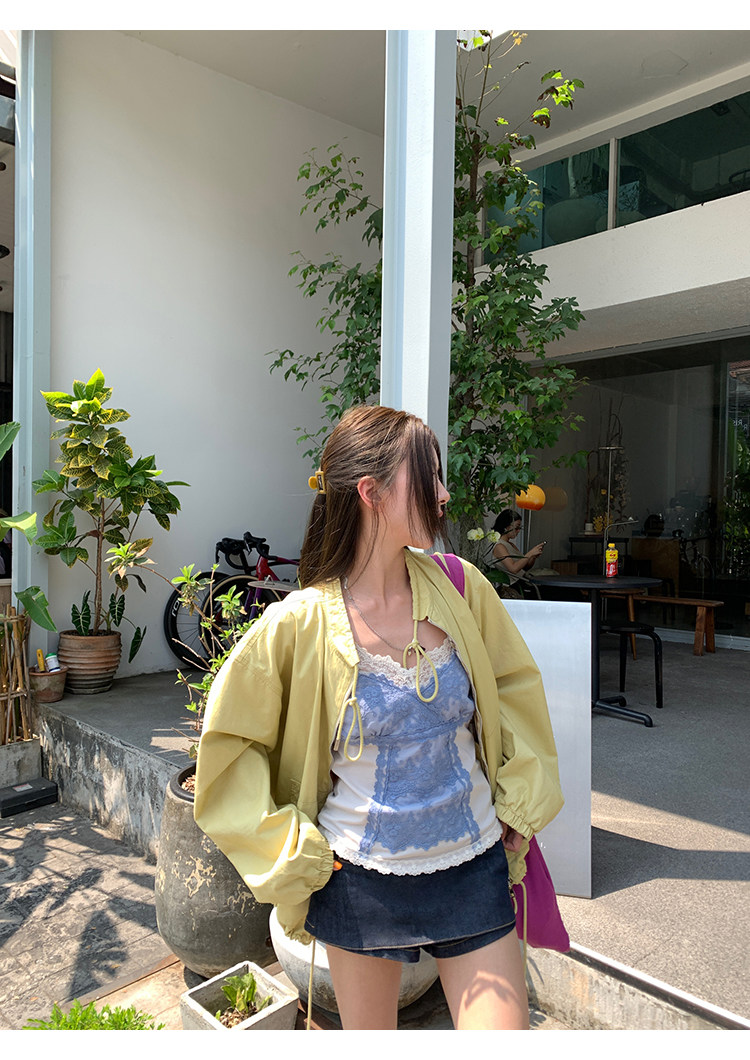 Французский кружевной топ на бретелях с контрастной отделкой