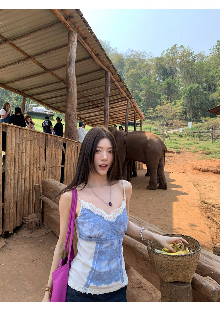 Французский кружевной топ на бретелях с контрастной отделкой