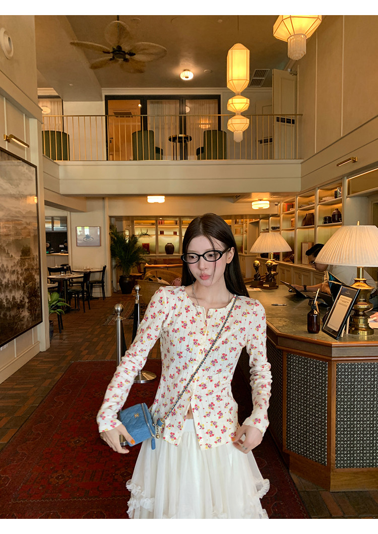 牙套大汪【春日野莓】ажурная кардиган с фактурной поверхностью, круглым вырезом и цветочным принтом на пуговицах