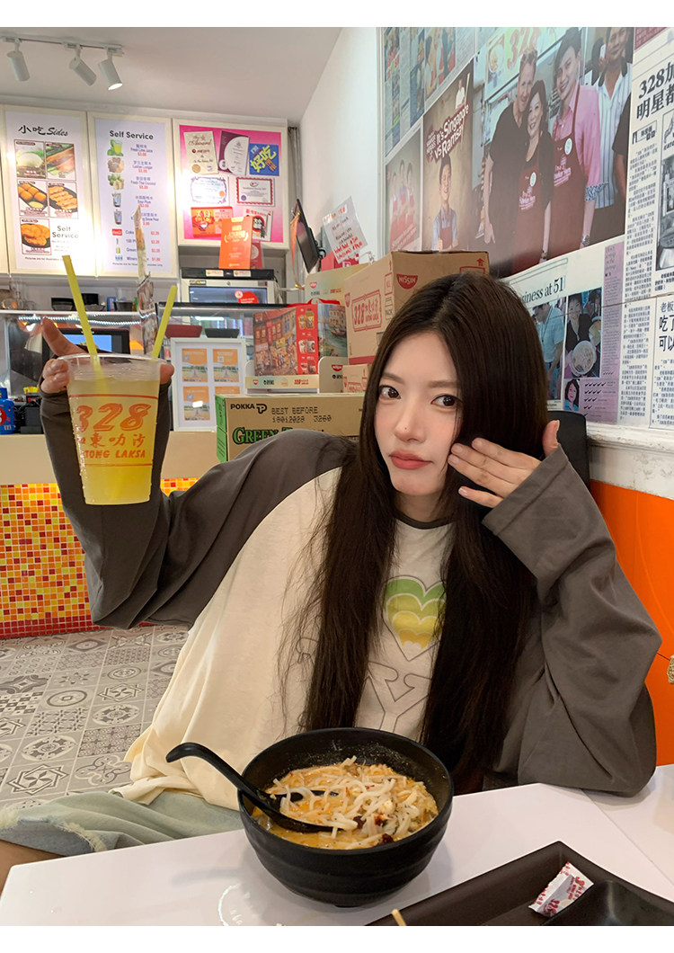 Супер удобная футболка 2026 с контрастной вставкой и принтом, свободного кроя