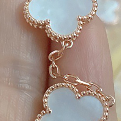 Rose Gold White Mother-Of-Pearl Five-Flower Bracelet for Women, Red Agate, Same Style as the Store, Laser-Encrusted Diamond Panda Four-Leaf Clover Hand Jewelry Rose Gold White Mother-Of-Pearl Five-Flower Bracelet for Women, Red Agate, Same Style as the Store, Laser-Encrusted Diamond Panda Four-Leaf Clover Hand Jewelry