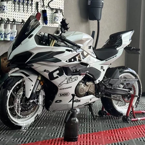 Qianjiang 550S/Es Modified Rcr R1 Racing Hump Can Carry Passengers, Quick Installation Without Damage, with Tail Light Qianjiang 550S/Es Modified Rcr R1 Racing Hump Can Carry Passengers, Quick Installation Without Damage, with Tail Light