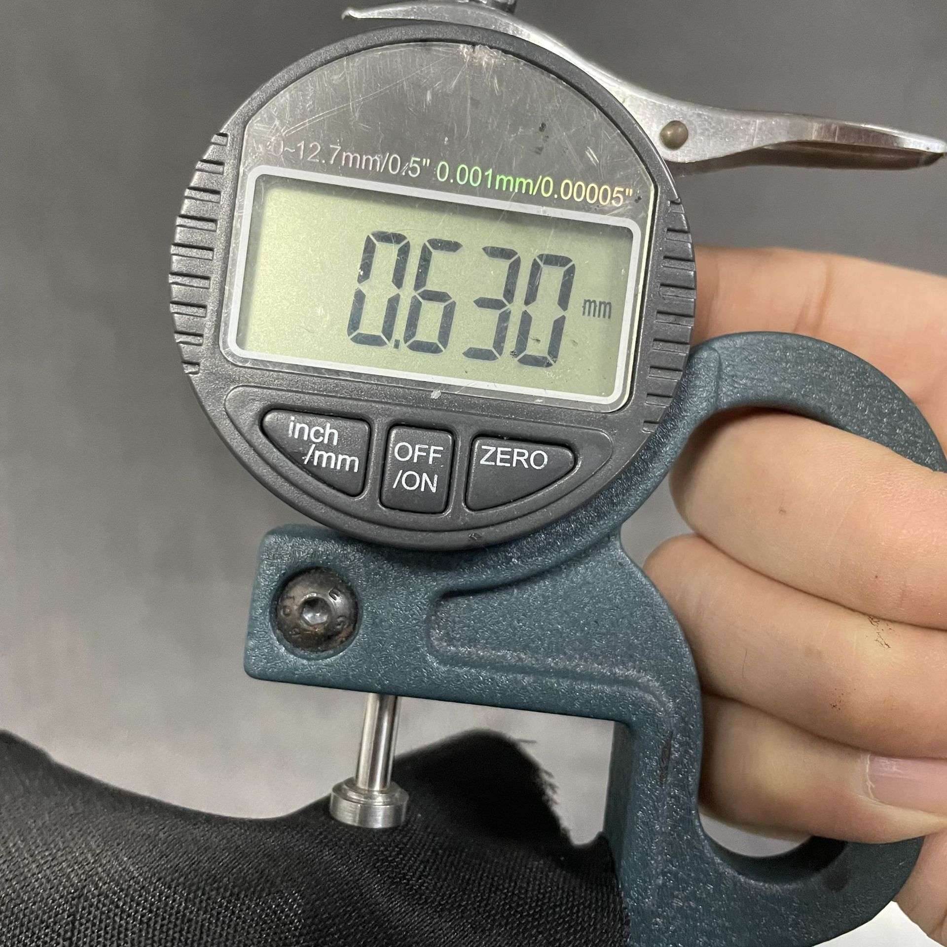 解密神秘黑柱：高纯石墨电极在实验室中的多重角色