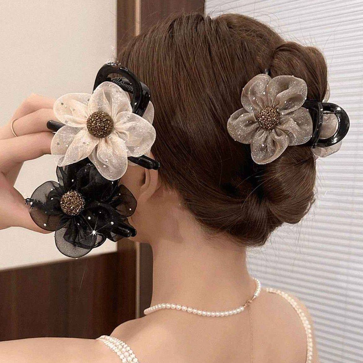 ひまわりのラインストーンがあしらわれたヘアクリップ。2026年の新作スタイルで、ポニーテール、お団子ヘア、アップスタイルに最適です。