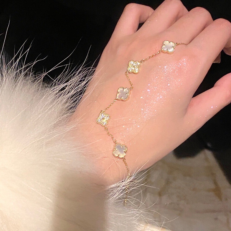 Lvаfgn Four-Leaf Clover White Shell Full Diamond Micro-Inlaid Bracelet for Women, Exquisite and High-End, Lucky Clover, Light Luxury, Niche and Delicate Lvаfgn Four-Leaf Clover White Shell Full Diamond Micro-Inlaid Bracelet for Women, Exquisite and High-End, Lucky Clover, Light Luxury, Niche and Delicate