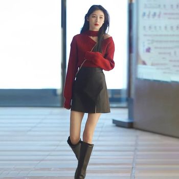 Beautiful v-neck halterneck red sweater, high-end and super good-looking 2024 women's autumn and winter new french style lazy sweater