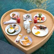Swimming pool hot spring floating breakfast fruit drink floating tray hotel B&B water net red rattan basket dinner basin