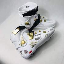 Flower shoes a pair of skate shoes buckle HK including flat shell please indicate the complete left and right shoe shells please size.