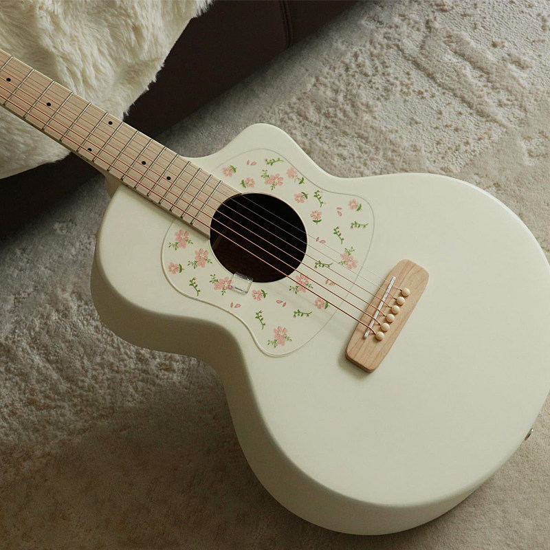 初心者向けの本格的なカルマピンギター。ソリッドスプルース材を使用し、38インチまたは41インチのサイズをご用意。女性向けのフォークアコースティックギターです。