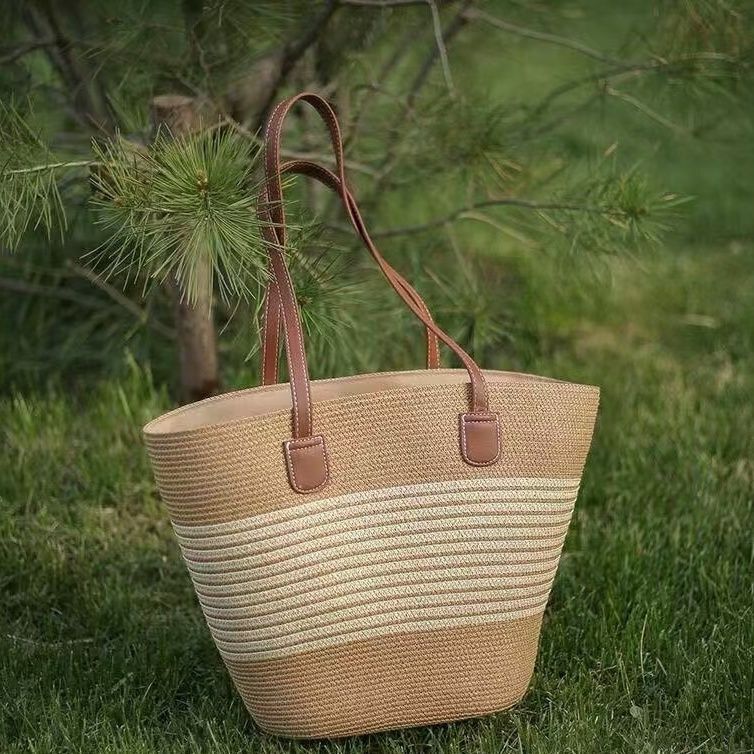 Beautiful Straw Woven Bag, New Summer Style, Large Capacity, Versatile, Fashionable Beach Tote Bag for Commuting and Vacation