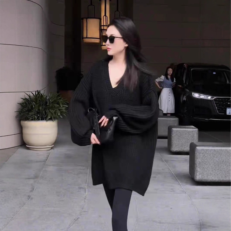 Black V-Neck Thick Sweater Pullover with a Simple and Elegant Design for Autumn and Winter, Loose and Lazy Style, Versatile Mid-Length Top Black V-Neck Thick Sweater Pullover with a Simple and Elegant Design for Autumn and Winter, Loose and Lazy Style, Versatile Mid-Length Top