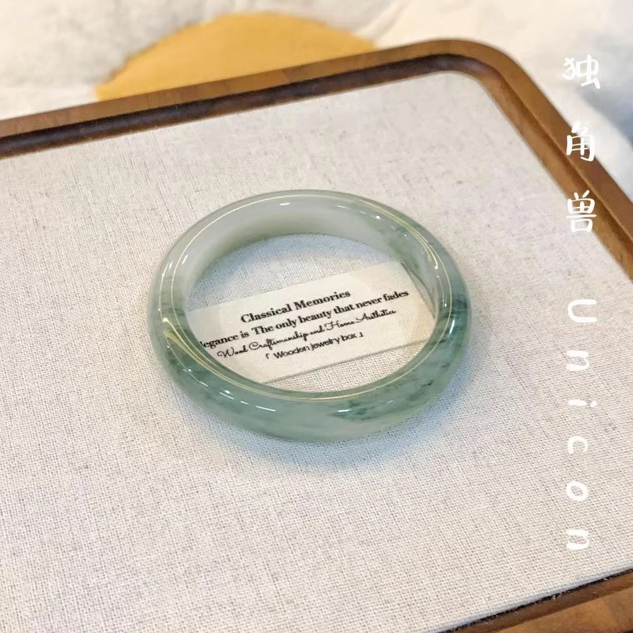 天然天山翡翠バングル、翡翠バングル、正体不明の春翡翠バングル、平帯金絹翡翠瑪瑙バングル、エレガントな新中国風レディースバングル