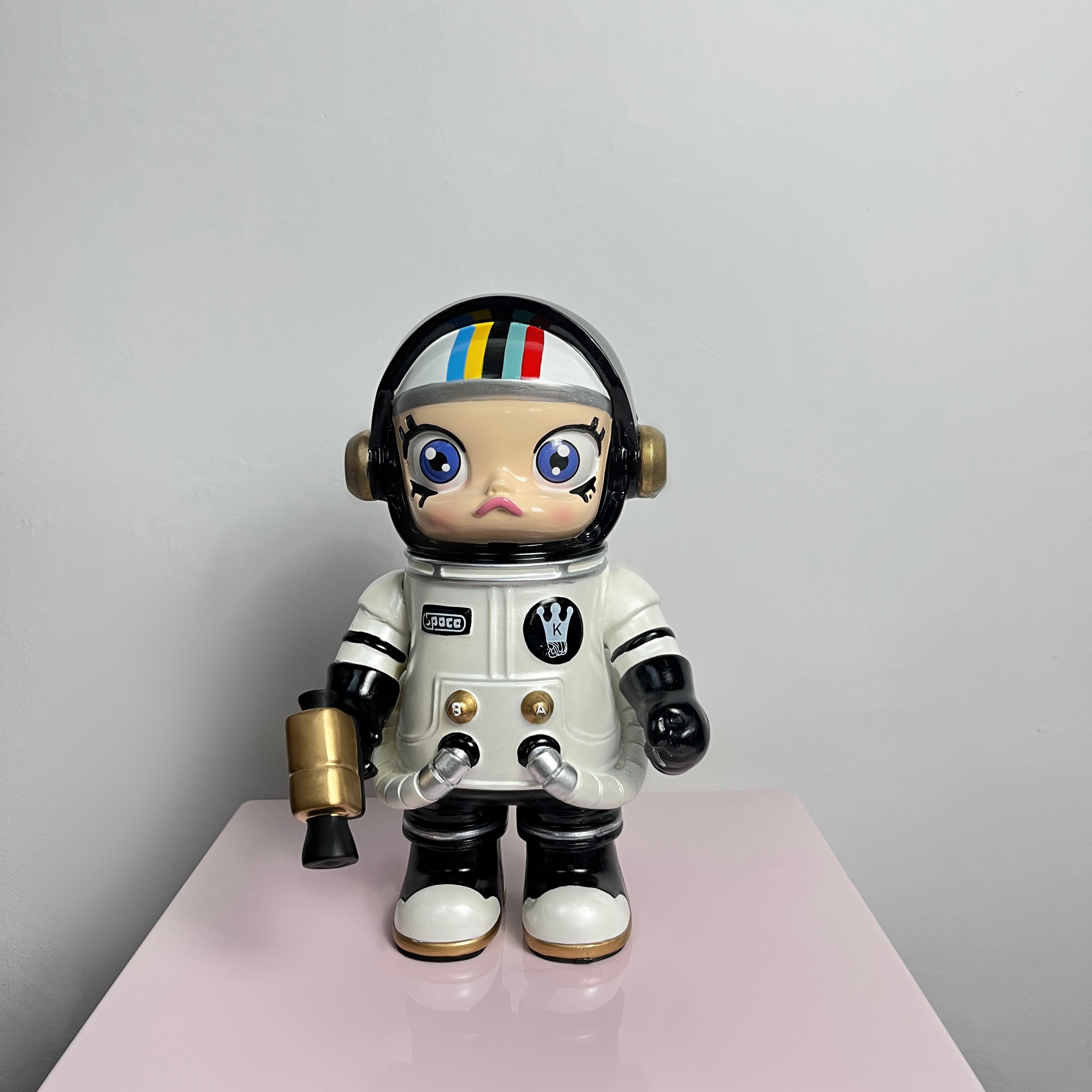 ポップマート モリー宇宙飛行士トレンディな遊びの装飾品デスクトップテレビキャビネットリビングルームインターネットセレブのトレンディな遊びの高級装飾品