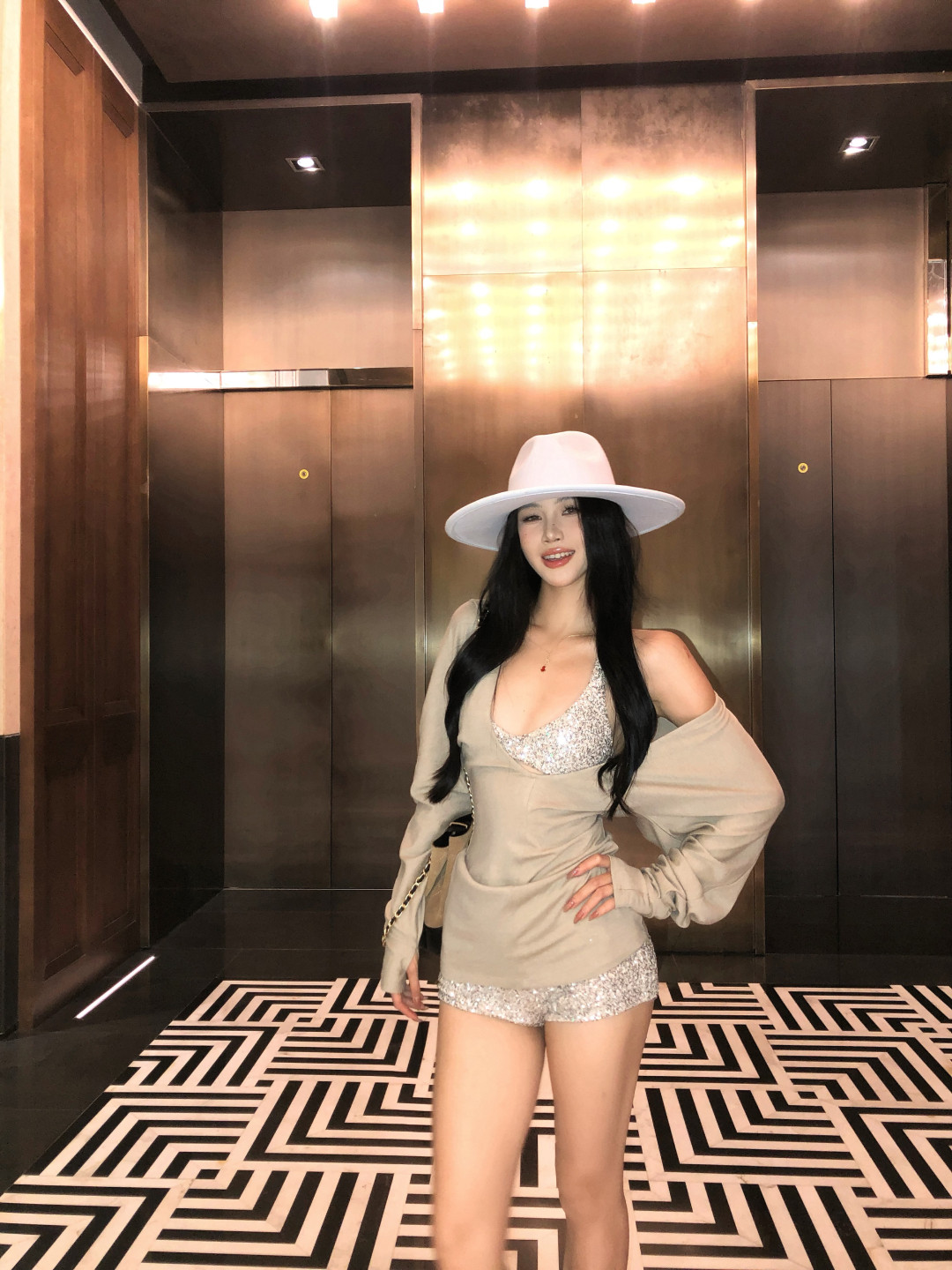 Китайцы одежда наборы 蜜桃姨 杏色亮片t恤长袖秋季紧身女性感深v低胸辣妹修身上衣套装
