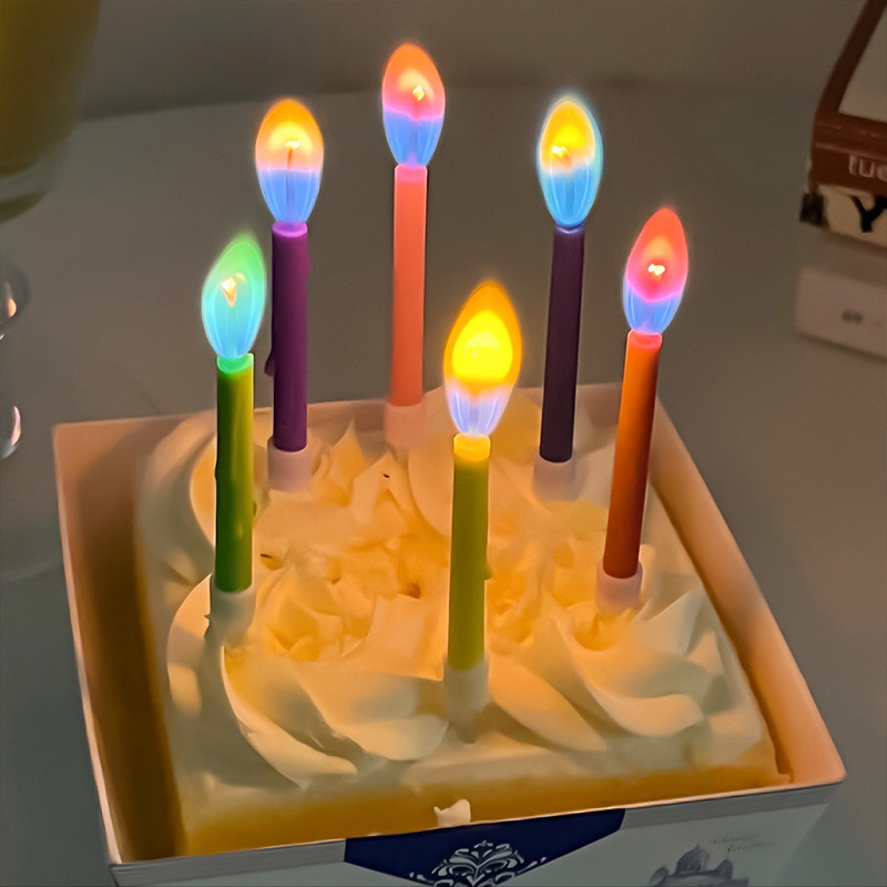 カラフルな炎のキャンドルは、誕生日ケーキの飾り付けやパーティーの写真撮影用小道具として、小紅書（小さな赤い本）で人気です。