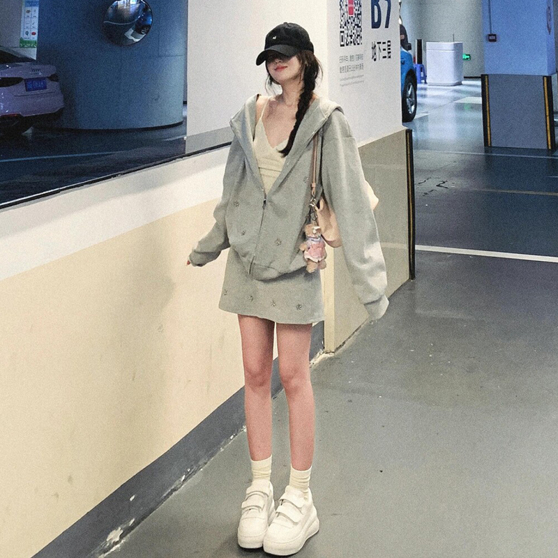 Very Stylish Korean-Style Casual Suit for Women, Autumn Three-Dimensional Rhinestone Cardigan Sweatshirt and Hip-Hugging Skirt, Age-Reducing Two-Piece Set Very Stylish Korean-Style Casual Suit for Women, Autumn Three-Dimensional Rhinestone Cardigan Sweatshirt and Hip-Hugging Skirt, Age-Reducing Two-Piece Set