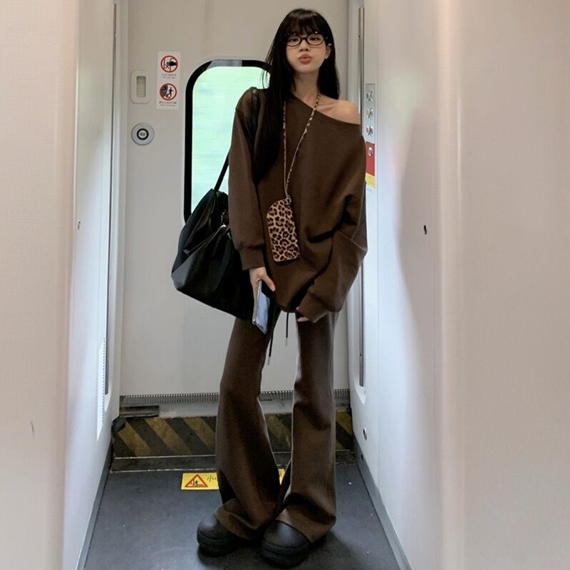Lazy Style Casual Sports Suit for Women in Autumn and Winter, Loose Korean Style High-End Off-Shoulder Sweatshirt and Boot-Cut Pants Two-Piece Set Lazy Style Casual Sports Suit for Women in Autumn and Winter, Loose Korean Style High-End Off-Shoulder Sweatshirt and Boot-Cut Pants Two-Piece Set