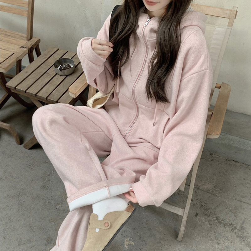 Trendy Casual Outfit Set for Women in Autumn and Winter, with a High-End Feel and Age-Reducing Effect, Including a Hooded Sweatshirt and Wide-Leg Pants Trendy Casual Outfit Set for Women in Autumn and Winter, with a High-End Feel and Age-Reducing Effect, Including a Hooded Sweatshirt and Wide-Leg Pants