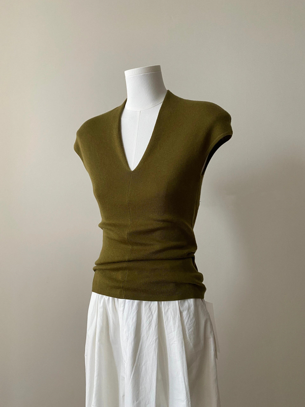 Avocado Green Knitted Vest for Women, Thin Summer Design, Niche Outerwear, Covers Side Breasts, High-End Sleeveless Top