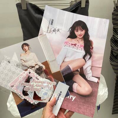 Tian Xiwei, the "Sweet Girl Ceiling", endorsements peripheral products with high appearance standards, self-made postcards and Polaroid posters of female celebrities