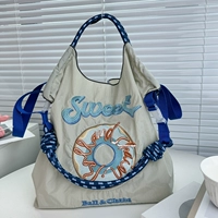 Светло -серый пончик среднего размера [с синими плечевыми ремнями]