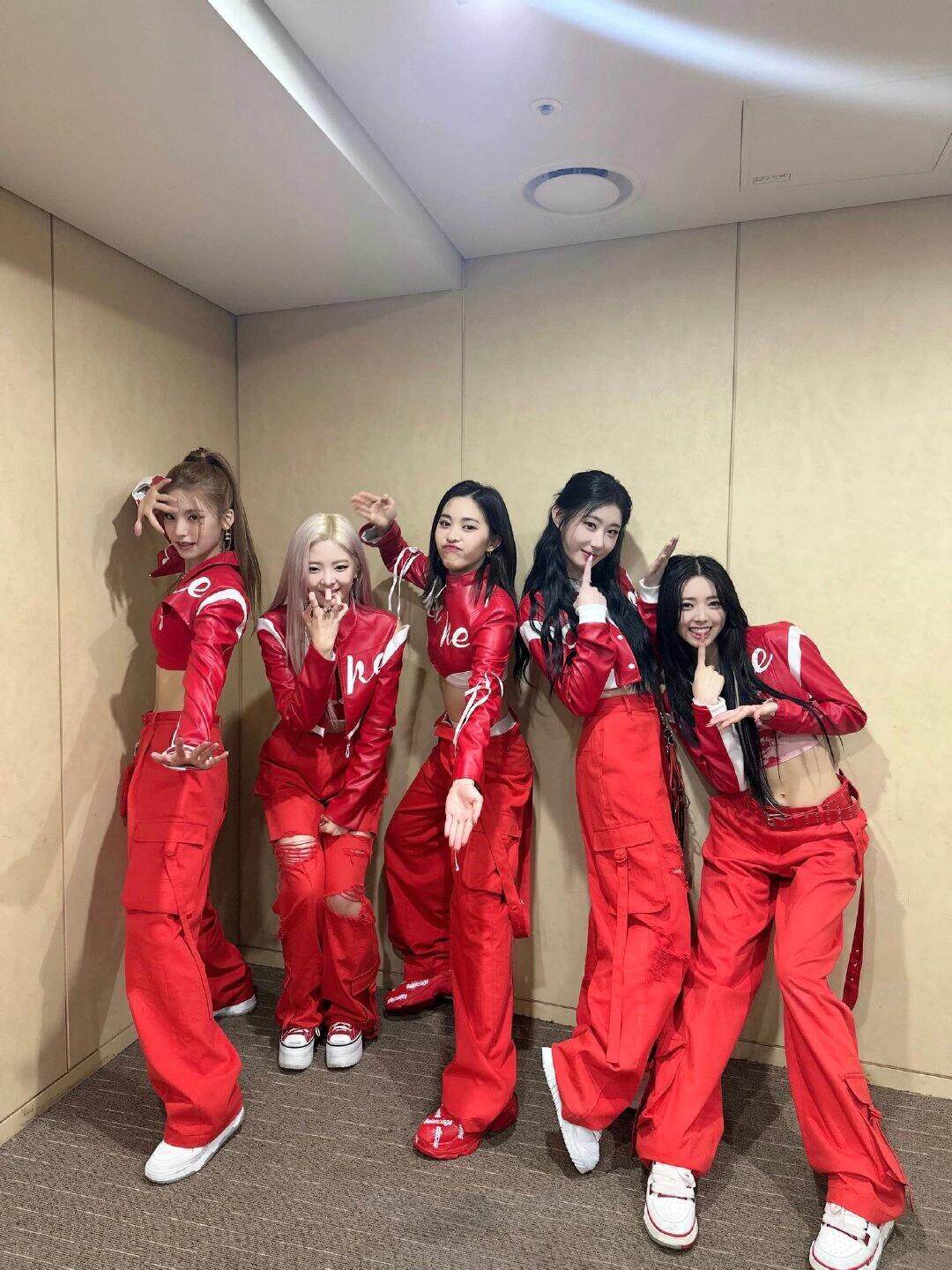 ITZY红色打歌服:KPOP女团的舞台魅力,JAZZ爵士舞演出服的时尚解读-爵士舞服装-淘宝百科网