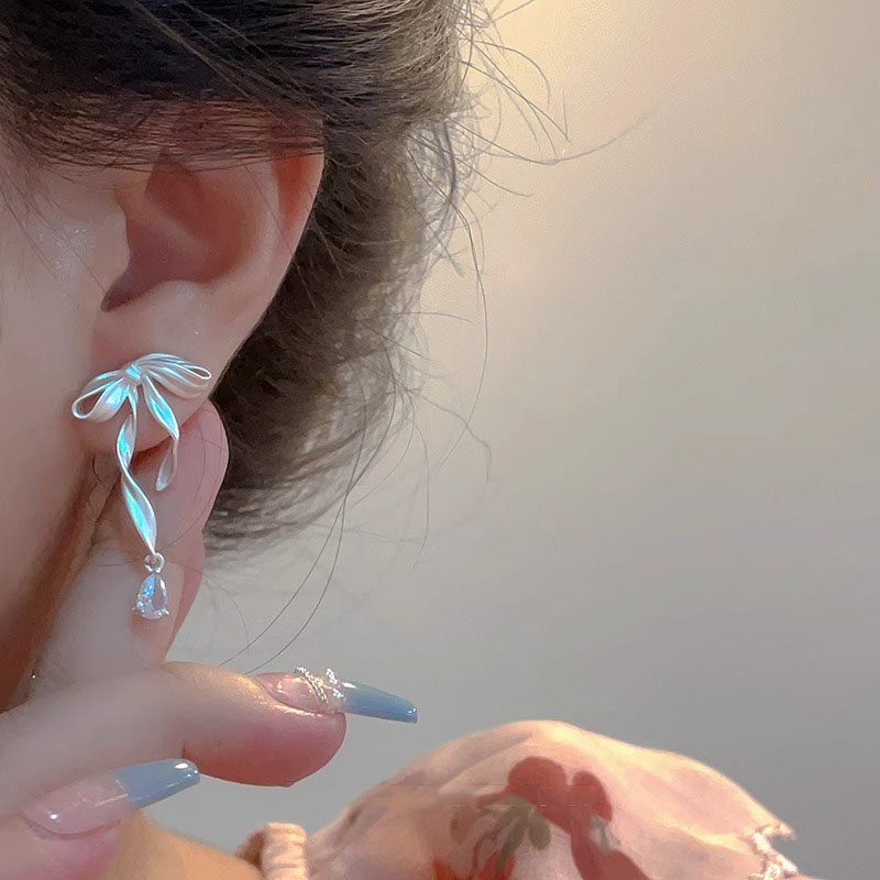 Stylish 925 sterling silver needle bow ribbon stud earrings, sweet and elegant ballet-style earrings with a delicate and sophisticated design.