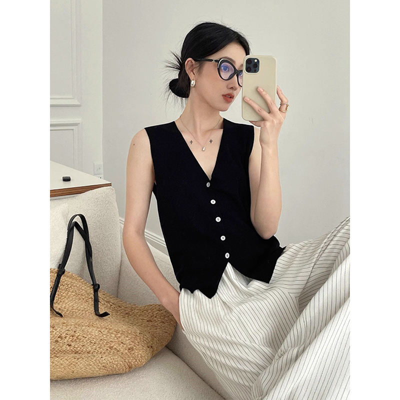 Summer New Style Black Niche Short Sleeveless Knitted Ice Silk Vest Cardigan for Women, Slim and Chic Top