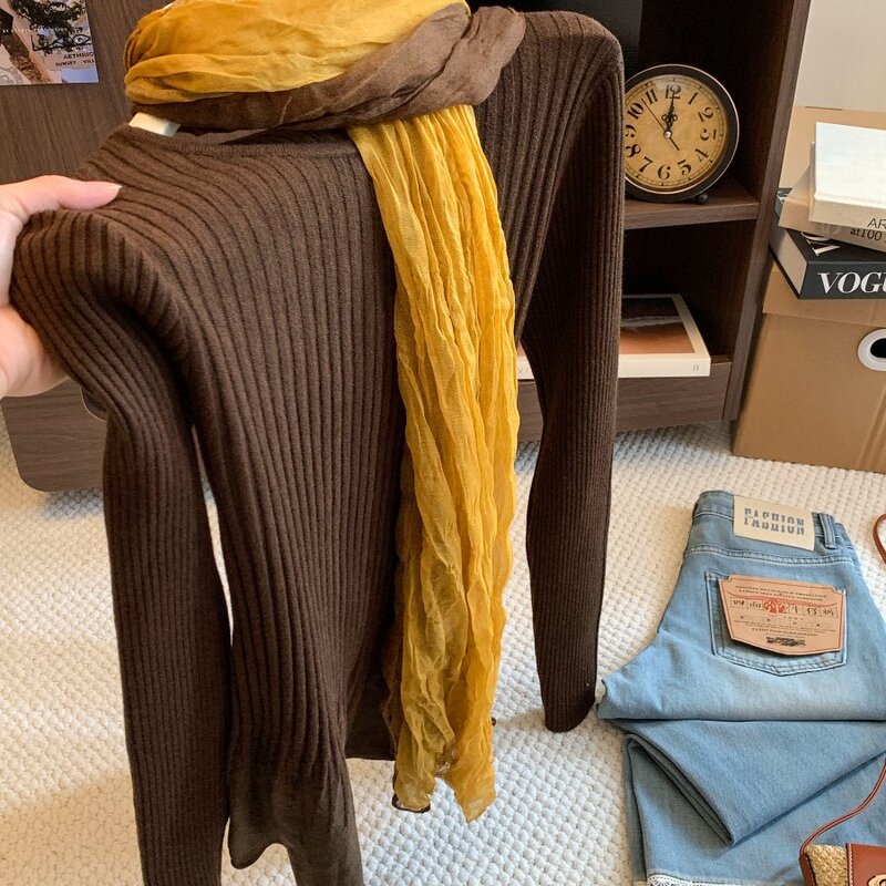 Early Autumn Niche Style Outfit: Mesh Knit Long-Sleeve Base Layer Paired with Vintage Gradient Sheer Silk Scarf Two-Piece Set