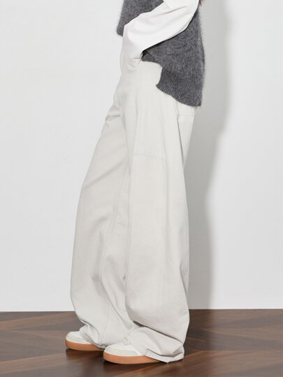 Les conseils de FAESSLIN vous étonneront. Jean pour femme en coton beige à taille haute, pantalon banane long et polyvalent à jambes larges.