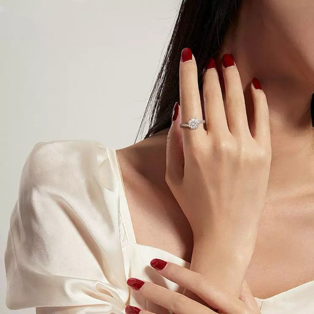 5克拉皇家蓝蓝宝石耳环：珠宝界的璀璨明星