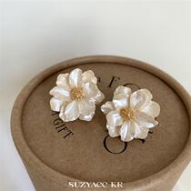 Korean new flower earrings for women exquisite light luxurious personalized fashionable and versatile camellia earrings.