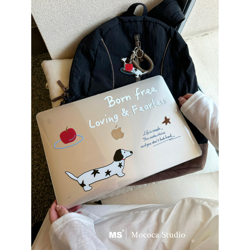 Mococa's "Apple Spotted Puppy Dog Illustration Lettering Simple Imported Pc Transparent Glossy Hard Shell Anti-Collision Protective Case Suitable for MacBook Neo Apple Pro Computer Air 1314inch