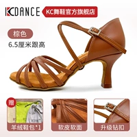 Модернизированная мягкая кожа коричневого цвета, высота каблука 6,5 см.