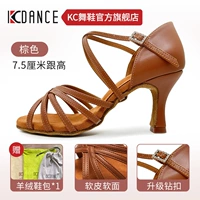 Модернизированная мягкая кожа коричневого цвета, высота каблука 7,5 см.