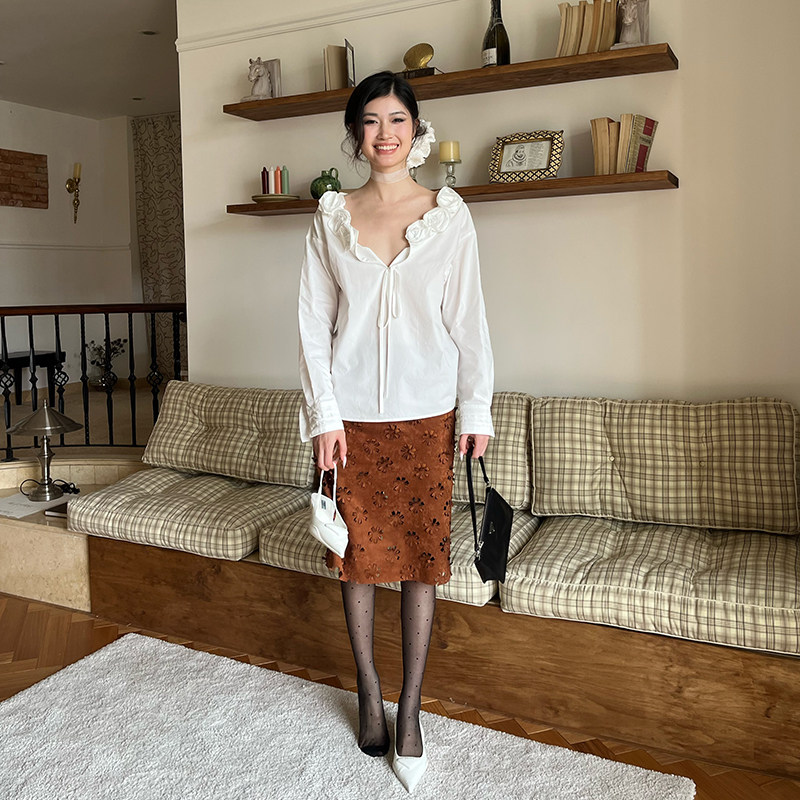 金咖色麂皮半身裙：秋日里的复古优雅密码