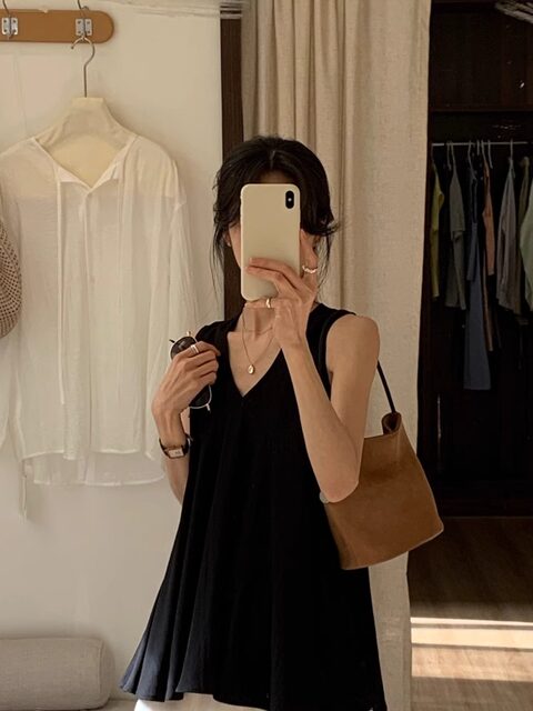 Korean Style Unique and Beautiful Black V-Neck Camisole for Women, Summer Outerwear, Loose Sleeveless T-Shirt, Babydoll Top