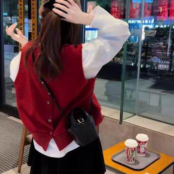 Designed with a Sense of Style, the New Year's Red Backless Knitted Vest for Women Is Perfect for Layering in Autumn and Winter, Serving as a Sleeveless Top under a Sweater