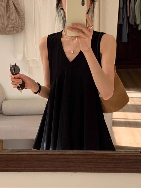 Korean Style Unique and Beautiful Black V-Neck Camisole for Women, Summer Outerwear, Loose Sleeveless T-Shirt, Babydoll Top