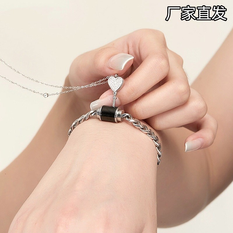 A Love Lock Bracelet and Necklace Set for Couples, a High-End Birthday Gift for Boyfriend and Girlfriend A Love Lock Bracelet and Necklace Set for Couples, a High-End Birthday Gift for Boyfriend and Girlfriend
