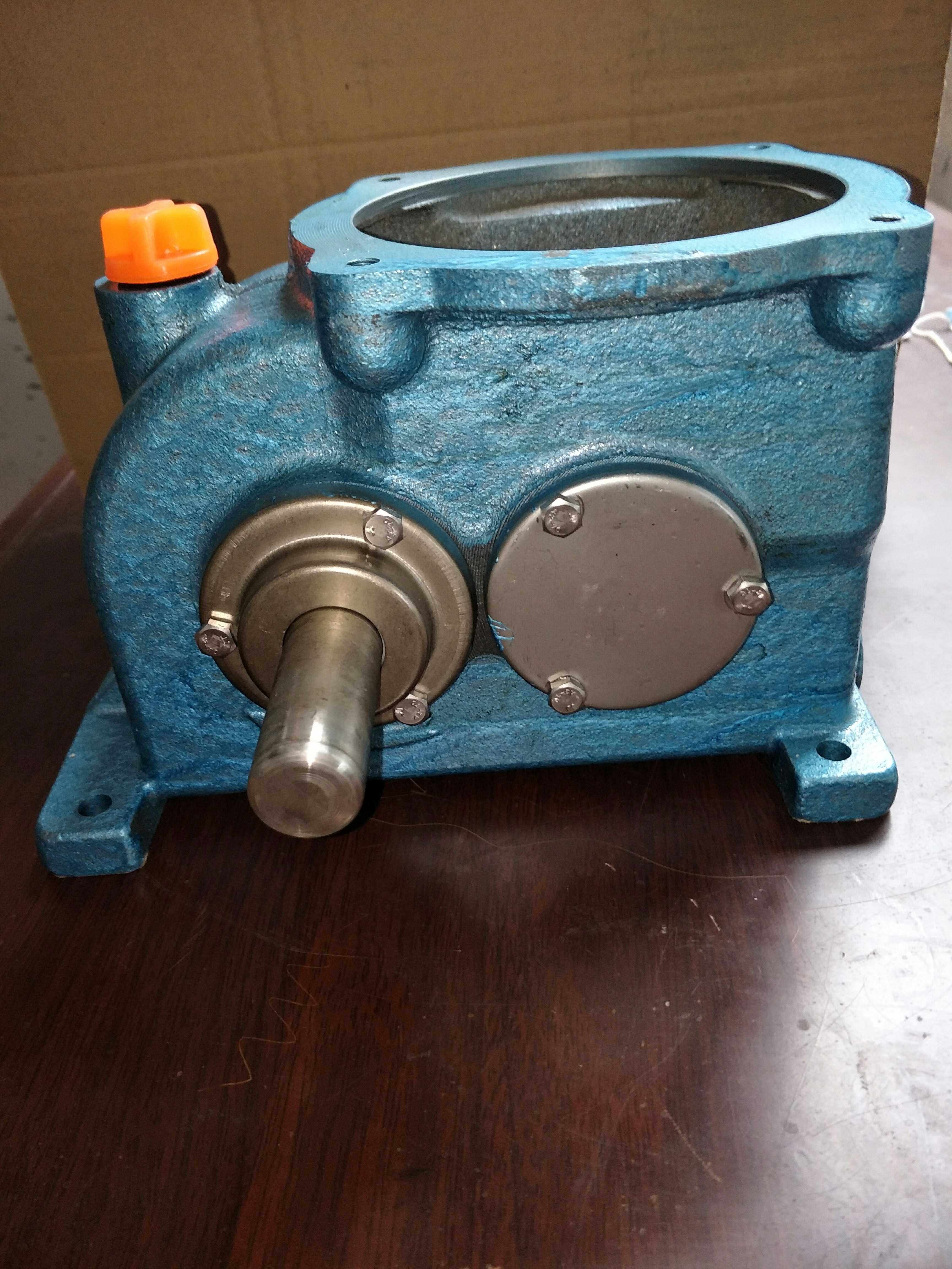 Fish pond aerator with rich plot of short foot waterwheel gear box