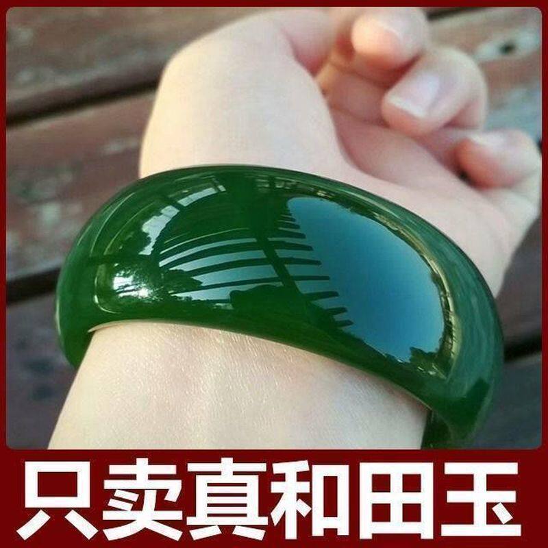 新疆産天然A級本場和田翡翠のバングル、女性用、ほうれん草のような緑色、幅広で厚みのあるデザイン。