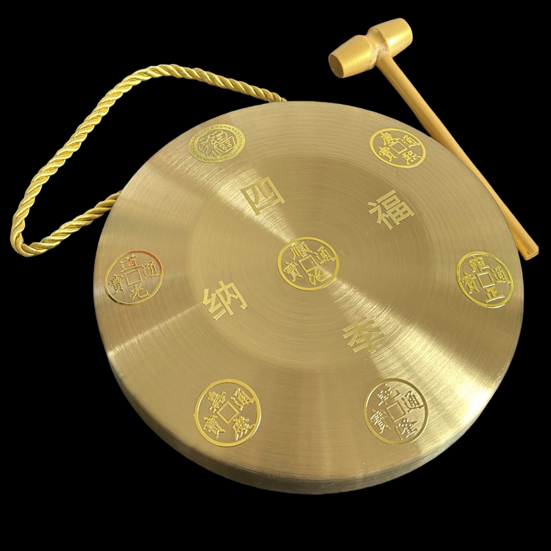 五黄星と二黒星の風水上の悪影響を打ち消すために真鍮で作られた、「百福六帝」の銘が刻まれたブロンズ製のゴングペンダント。家庭、居間、オフィス、玄関などに飾るのに最適です。