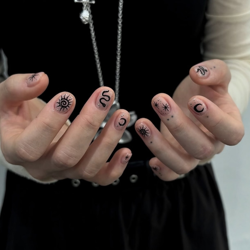 ins Cool Totem Nail Art Black Neutral Style Hand-Painted Handmade Wearable Nails Simple Personality Niche Unisex Design