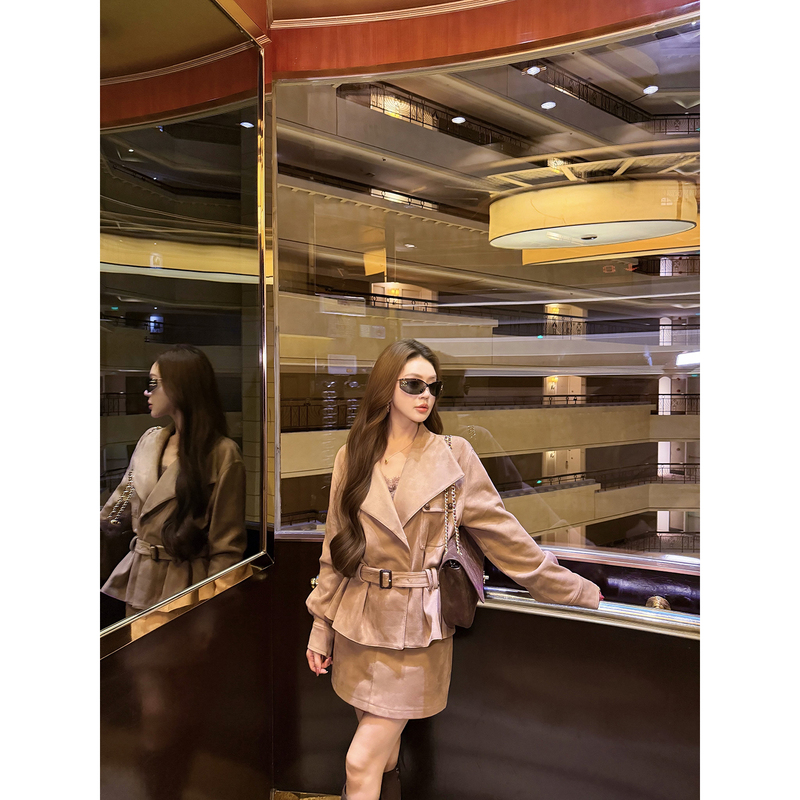 Feng Xinying Medellin Street 2-Piece Set for Women, Autumn Suede Lapel Jacket and High-Waisted Short Skirt Feng Xinying Medellin Street 2-Piece Set for Women, Autumn Suede Lapel Jacket and High-Waisted Short Skirt