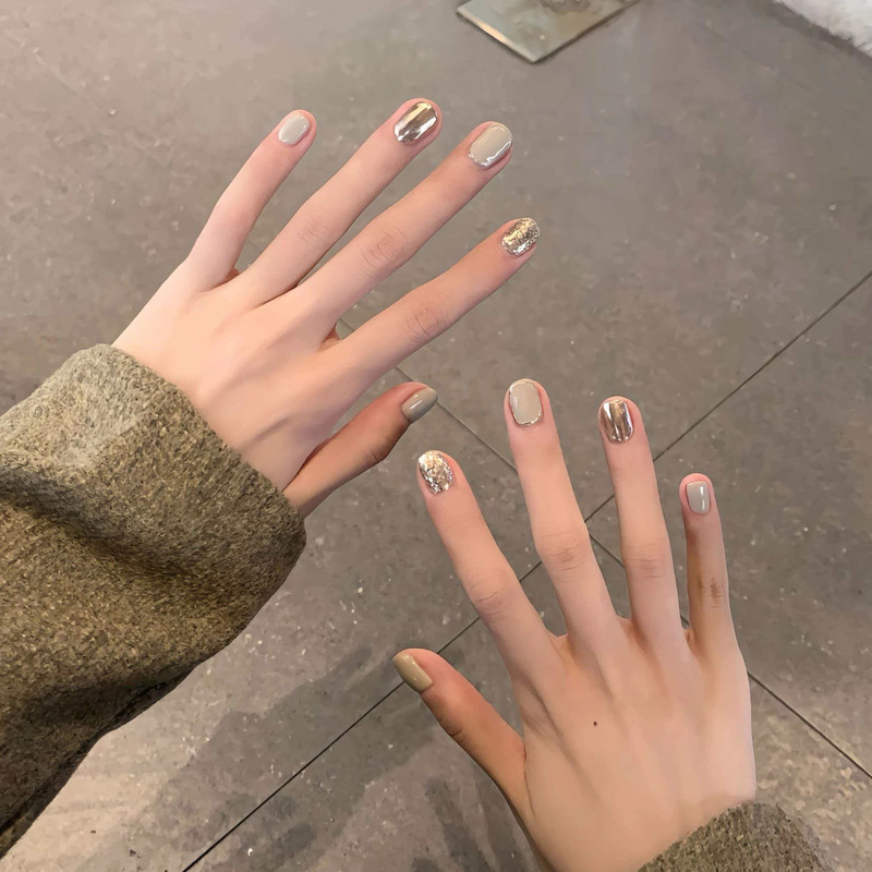 Light Luxury Mirror Silver and Gold Foil Glitter Handmade Wearable Nails, Short Square Round Shape, Beige Nude Color, Gentle and High-End Feel