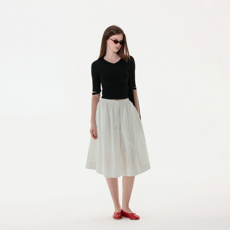 Miss Change "Yuan Ying Group" Cashmere-Like Simple Rolled-Edge V-Neck Short Knit Top